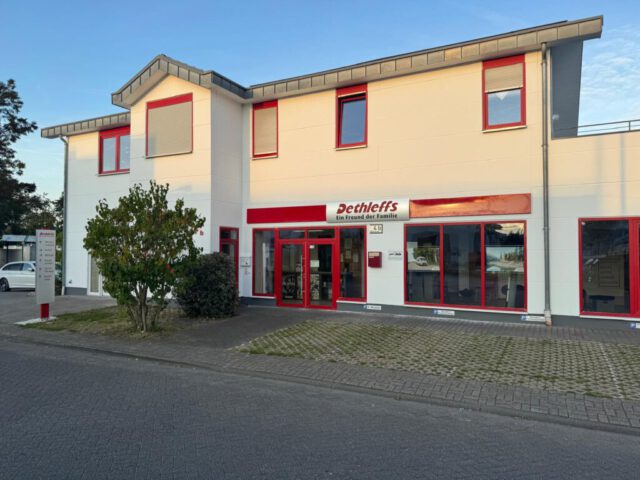 Außenansicht mit neuen Kundenparkplätzen